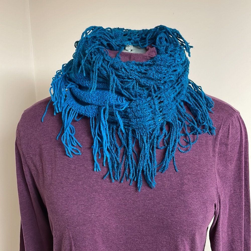 Fringy neck scarf - Picture 6 of 7